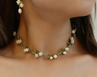 Sierlijke witte bloemketting, gouden choker lelievallei, elegante plantenparelarmband, groen emaille oorbellen bloemen blad, bloemensieradenset