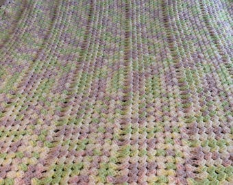 Manta vintage de ganchillo hecha a mano para el respaldo del sofá.