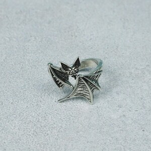 Vintage zilveren vleermuiswikkelring, gothic aanpasbare open band, Vampire Witchcore Dark Spooky Halloween handgemaakte alternatieve statement sieraden