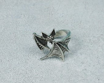 Anillo envolvente de plata vintage con forma de murciélago, banda abierta gótica ajustable, joyería alternativa hecha a mano con temática de vampiros y brujería oscura y espeluznante para Halloween.