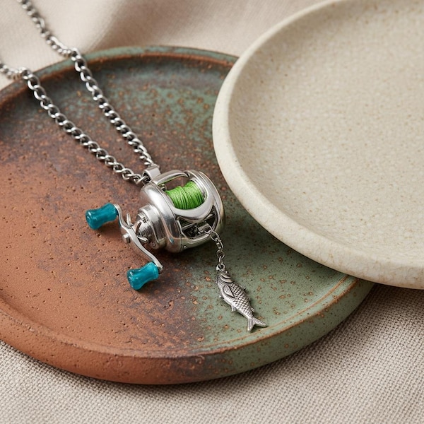 Handgjort mini-smyckeset med fiskerullar, halsband med rullar och funktionell ring, unik sportfiskarpresent för friluftsentusiaster