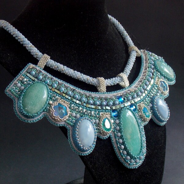 Karibisches Halsband, Amazonit und Blauer Opal Edelstein, Seefarben, Swarovski Statement Halskette, Perlenstickerei, Saatperlen Schmuck,