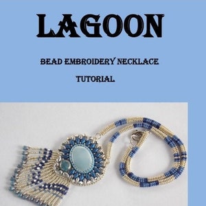 Puede incluir: Un collar de cuentas con un colgante azul y plateado y una franja. El colgante presenta una piedra azul claro. El collar se llama "Lagoon" y es un tutorial de collar de bordado de cuentas. El texto "CREATED BY: &Eacute;VA CSIZMADIA / VICUSDESSIGN" est&aacute; en la parte inferior de la imagen.