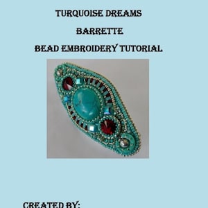 以下が含まれることがあります： ターコイズドリームス バレッタ ビーズ刺繍チュートリアル。ターコイズとレッドのビーズで飾られたバレッタで、中央に大きなターコイズストーンが埋め込まれています。