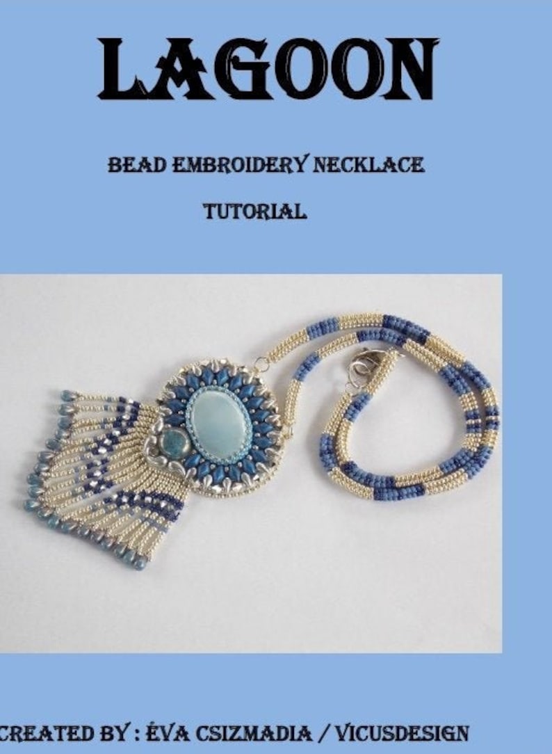 Puede incluir: Un collar de cuentas con un colgante azul y plateado y una franja. El colgante presenta una piedra azul claro. El collar se llama "Lagoon" y es un tutorial de collar de bordado de cuentas. El texto "CREATED BY: &Eacute;VA CSIZMADIA / VICUSDESSIGN" est&aacute; en la parte inferior de la imagen.