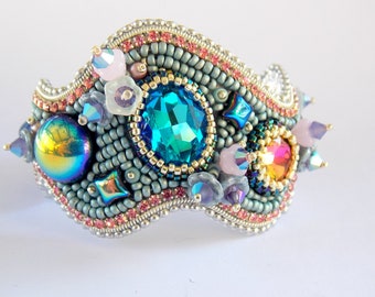 Blått vårarmband, manschett, blommiga smycken, pärlbroderi, trendiga smycken, armband med fröpärlor, modern stil, glada färger