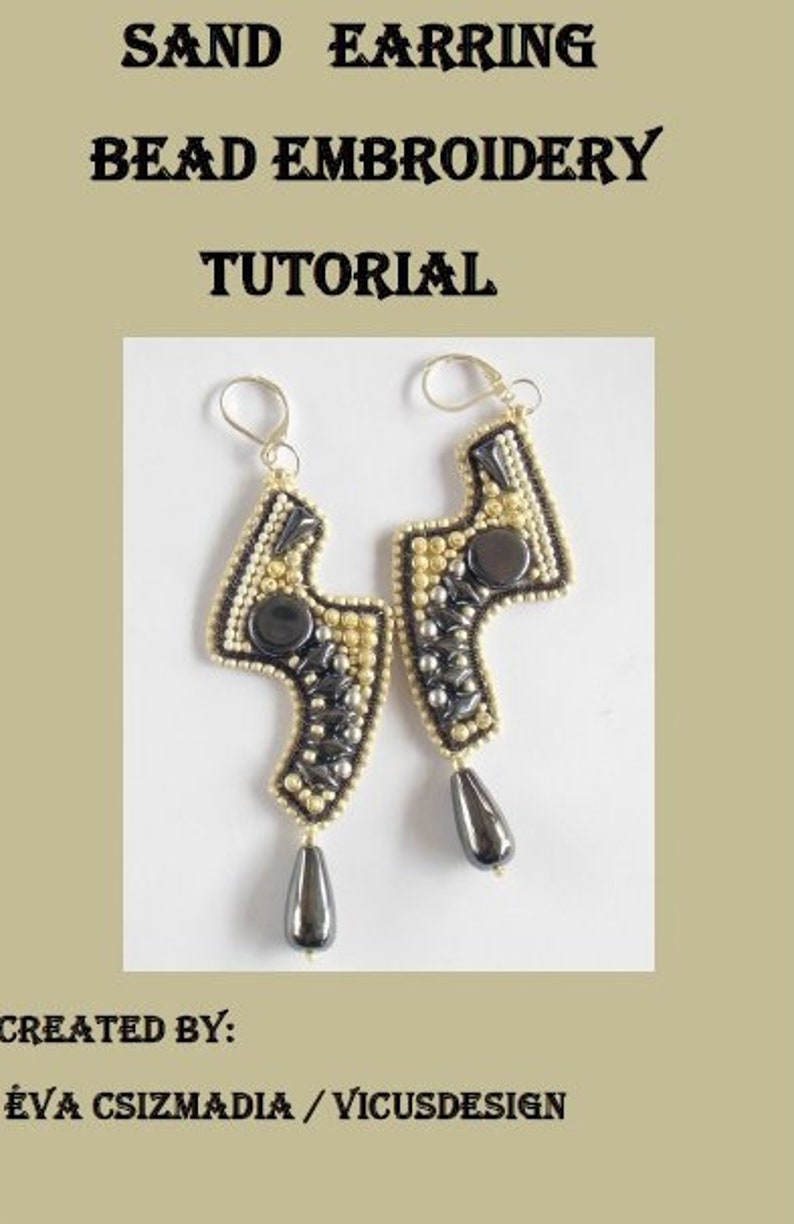 Pode incluir: Um par de brincos de contas pretas e douradas em forma de raio. Os brincos s&atilde;o feitos com contas pequenas e t&ecirc;m uma gota de hematita preta na parte inferior. Os brincos s&atilde;o chamados de "Sand Earring Bead Embroidery Tutorial" e foram criados por "&Eacute;va Csizmadia / Vicusdesign".