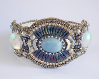 Rhaenyra armband, manschett, Coola färger, Pärlbroderi, Trendiga smycken, modern stil, armband med blå opal och ädelstenar,