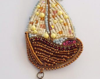 Segelbåt - pärlbroderad brosch - väskdekoration, Pärlbroderi, Brosch, Smycken med roskärpor, Elegant brosch, Swarovski, Preciosa