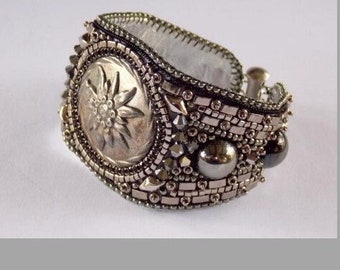 Modello per braccialetto con fiori in metallo, Tutorial, Schema, Ricamo con perline, Schema per perline, Solo istruzioni,