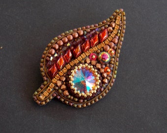 Höstlövbrosch, Pärlbroderi, Brosch, Smycken med fröpärlor, Elegant brosch, Swarovski, varma färger