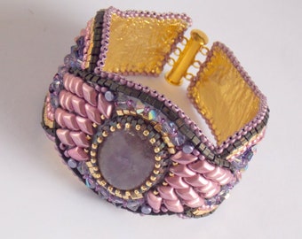Orkidéer, iögonfallande manschett, flickiga färger, ametist ädelsten, kristallarmband, modern stil, pärlbroderi, fröpärlarmband,