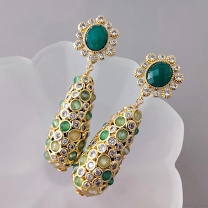 Pendientes colgantes de jade verde con forma de lágrima, adornados con cuarzo fluorita verde y amatista.