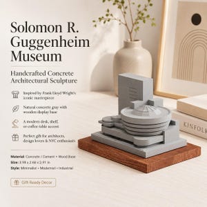 Puede incluir: Una escultura arquitectónica de hormigón gris del Museo Solomon R. Guggenheim, con una estructura circular escalonada sobre una base de madera rectangular. La escultura mide 10,11 por 6,81 por 7,39 cm y presenta un diseño en miniatura detallado.
