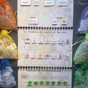 Peut inclure: Un calendrier interactif vertical et un tableau de routine avec du texte en français incluant CALENDRIER, La routine du matin et du soir, et Tableau de comportement. Il comporte des tuiles amovibles pour la date, la météo, les tâches et le suivi du comportement.