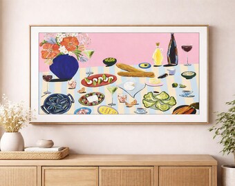Könnte beinhalten: Gerahmter digitaler Kunstdruck, der ein farbenfrohes Stillleben einer Tischszene zeigt. Das Kunstwerk zeigt eine blaue Vase mit Blumen, verschiedene Gerichte, Weingläser und Flaschen auf einer gestreiften Tischdecke. Die Farbpalette umfasst Rosa, Blau und Gelb.
