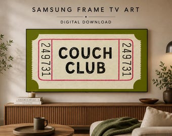 Könnte beinhalten: Ein digitaler Fernsehbildschirm mit einer Grafik eines Tickets im Vintage-Stil, das ein cremefarbenes Zentrum, rote Ränder, den schwarzen Text "COUCH CLUB" und die Zahl "249731" auf beiden Seiten vor einem olivgrünen Hintergrund zeigt.