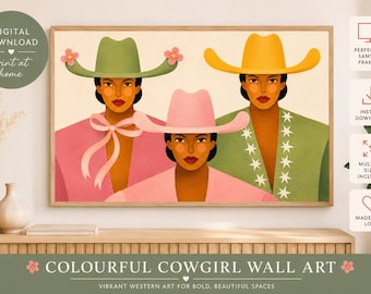 Könnte beinhalten: Ein digitales Wandkunst-Druckbild mit drei Personen, die Cowboyhüte in Grün, Gelb und Pink tragen. Die Personen haben dunkles Haar und tragen pinke und grüne Kleidung. Das Kunstwerk enthält florale Akzente auf dem grünen Hut.
