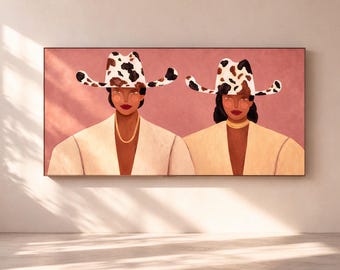 Könnte beinhalten: Ein rechteckiger Wandkunstdruck mit einem Gemälde von zwei Personen, die Cowboystüte mit Kuhfleckenmuster und beigefarbene Blazer vor einem einfarbigen, staubigen rosa Hintergrund tragen. Beide Figuren haben dunkles Haar, goldene Halsketten und dunkelroten Lippenstift.