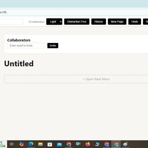 Può includere: Schermata dell'interfaccia Notex Ultimate Edition su uno schermo di un laptop. L'interfaccia presenta un'area di lavoro con opzioni per preferiti, pagine condivise e cestino. L'area principale mostra "Untitled" con un campo di testo per i collaboratori e una barra dei menu con opzioni come "Light", "Distraction Free" e "Invite".