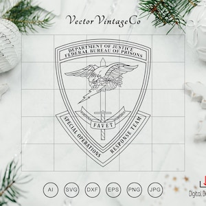 Puede incluir: Gráfico en blanco y negro del emblema del Equipo de Respuesta de Operaciones Especiales de la Oficina Federal de Prisiones del Departamento de Justicia. El emblema presenta un águila sosteniendo un rayo y una espada, con el texto "Fortuna Favet Fortibus".