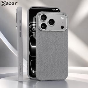 Pode incluir: Uma capa de smartphone com textura de tecido cinza e um módulo de câmera prateado com três lentes e flash. O texto Xeber aparece no canto superior esquerdo e Rimemax está gravado na lateral. O design inclui um perfil fino e recortes.