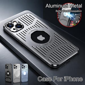 Pode incluir: Uma capa de telemóvel em alumínio prateado para iPhone com textura canelada, um recorte magnético circular central com o texto For Magsafe e Magnetic deflect, e uma abertura para a lente da câmara na parte superior.