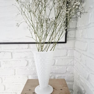 Jarrón trompeta vintage de vidrio lechoso moderno de mediados de siglo, pieza decorativa con textura blanca, recipiente con tachuelas y volantes MCM, elemento de exhibición floral con nudos.