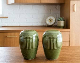 Vintage olijfgroene zout- en peperstrooiers, geribbelde keramische tafeldecoratie in mid-century stijl, geglazuurde groene aardewerk keukenstrooier set, groene decoratie