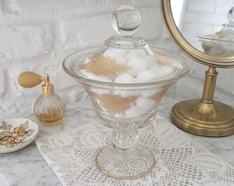 Tarro de boticario de cristal grabado con flores doradas vintage con tapa, elegante bombonera con pedestal, decoración de tocador, soporte para bolas de algodón de estilo Regencia de mediados de siglo
