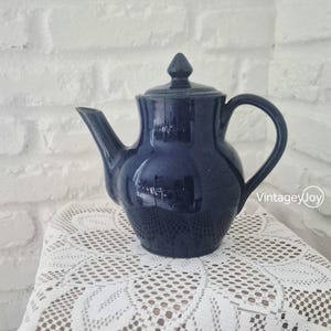 Vintage Kobalt Blau Teekanne, Mid-Century Modern schwedische skulpturale Keramik Teekanne, Sammler Küche Steingut, skandinavisches Dekor