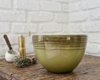 Ciotola in vetro verde oliva stile Mid-Century Modern, centrotavola in vetro artistico soffiato a mano in stile MCM, ciotola da portata retrò a righe verde avocado,