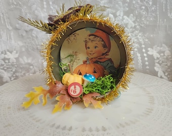 Arte de Halloween em lata de atum reciclada, diorama de abóbora e cogumelos em estilo vintage, decoração de Halloween rústica e encantadora.