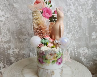 Opera d'arte in ceramica a forma di pinguino color pesca stravagante, assemblaggio di tecniche miste con lattiera vintage modificata, regalo fantasioso in stile cottagecore dai colori pastello