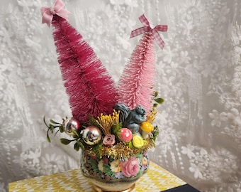 Vintage bloemen suikerpot, shabby chic decor, roze flessenborstel boomdiorama, grillig lente gelaagd dienblad decor