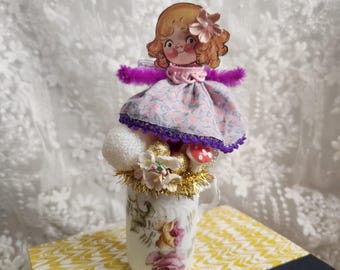 Conjunto vintage de Dolly Dingle en taza rosa antigua, decoración estilo cottagecore con setas y encaje, arte de muñeca de papel shabby chic, regalo nostálgico único
