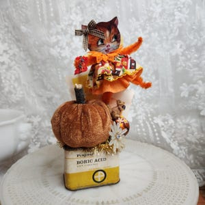 Diorama de arte vintage de otoño / Muñeca de papel de gato de Louis Wain, calabaza de terciopelo y bombillas brillantes / Regalo acogedor de estilo rústico