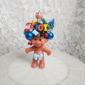 Colección de muñecos troll extravagantes: una explosión de fantasía con cuentas vintage y pequeños tesoros.