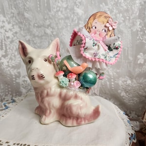 Assemblaggio di bambole di carta vintage di Dolly Dingle: vaso a forma di cane Scottie rosa e decorazione artistica a forma di fungo stravagante.