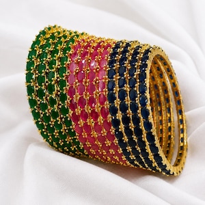 Set di bracciali placcati in oro con rubini, smeraldi e zaffiri – Gioielli tradizionali indiani