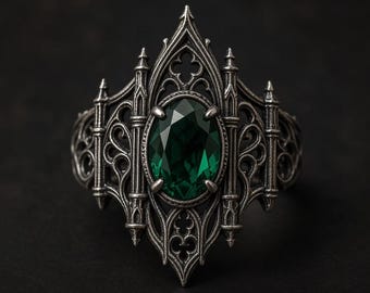 Anillo gótico con piedra verde esmeralda y banda llamativa de filigrana de plata estilo catedral.