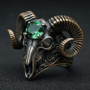 Widderschädel Ring mit Grünem Stein, oxidiertes Kupfer Gothic Statement Band