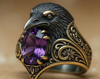 Anel com Cabeça de Corvo e Pedra Roxa, em Tons de Prata e Ouro, Estilo Gótico.