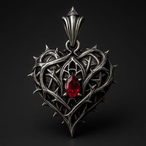 Könnte beinhalten: Silberfarbener Anhänger in Herzform, aufwendig gestaltet mit dornigen Ranken und einem zentralen roten Edelstein. Der Anhänger hat eine gotische Ästhetik mit scharfen Details und einem dunklen, romantischen Gefühl.
