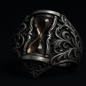 Anello a sigillo Clessidra in argento con volute gotiche e fascia larga, anello vistoso