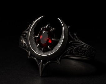 Anillo de piedra roja en forma de luna creciente, alianza gótica celestial plateada.
