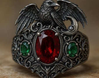 Anel Raven Statement em Prata, Estilo Gótico, com Pedras Vermelhas e Verdes.