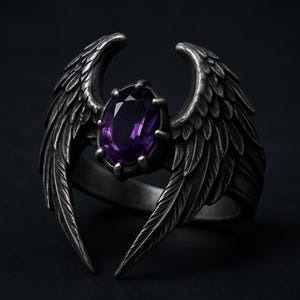 Puede incluir: Anillo plateado con una gema p&uacute;rpura ovalada. El dise&ntilde;o del anillo incluye alas estilizadas y detalladas que se curvan alrededor de la gema, creando una est&eacute;tica g&oacute;tica &uacute;nica. El anillo se presenta sobre un fondo oscuro.