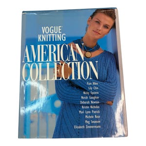 Może przedstawiać: Niebieska książka Vogue Knitting zatytułowana "American Collection" przedstawia kobietę w niebieskim dzianinowym stroju. Okładka książki zawiera listę projektantów. Tło to gradient niebieskiego.