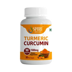 Op de afbeelding: Een witte fles met Kurkuma Curcumine capsules. Het etiket toont de merknaam "Spiru Swastha" en de tekst "Turmeric Curcumin" in grote letters. Het geeft ook 90 capsules, 1500mg en een voorraad voor 30 dagen aan. Er is ook een kleine afbeelding van kurkuma aanwezig.